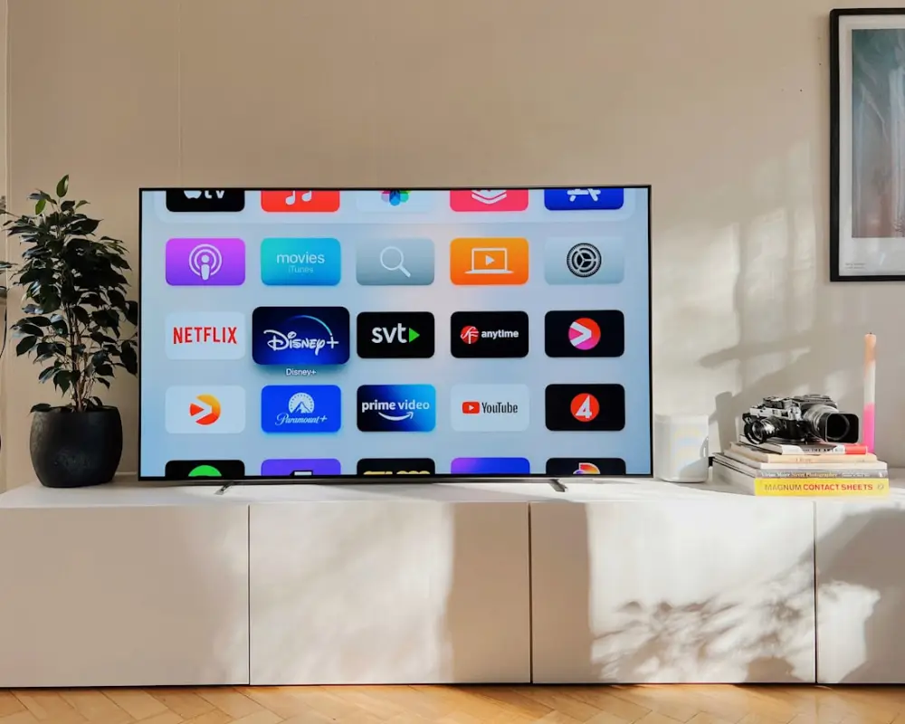 Streaming an IPTV subscription on a smart TV in a Canadian living room